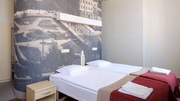 Habitación estándar | Caja fuerte, sistema de insonorización, tabla de planchar con plancha