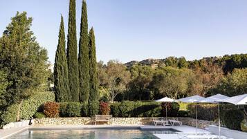 สระว่ายน้ำกลางแจ้งเปิดตามฤดูกาล