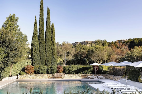 Una piscina al aire libre de temporada