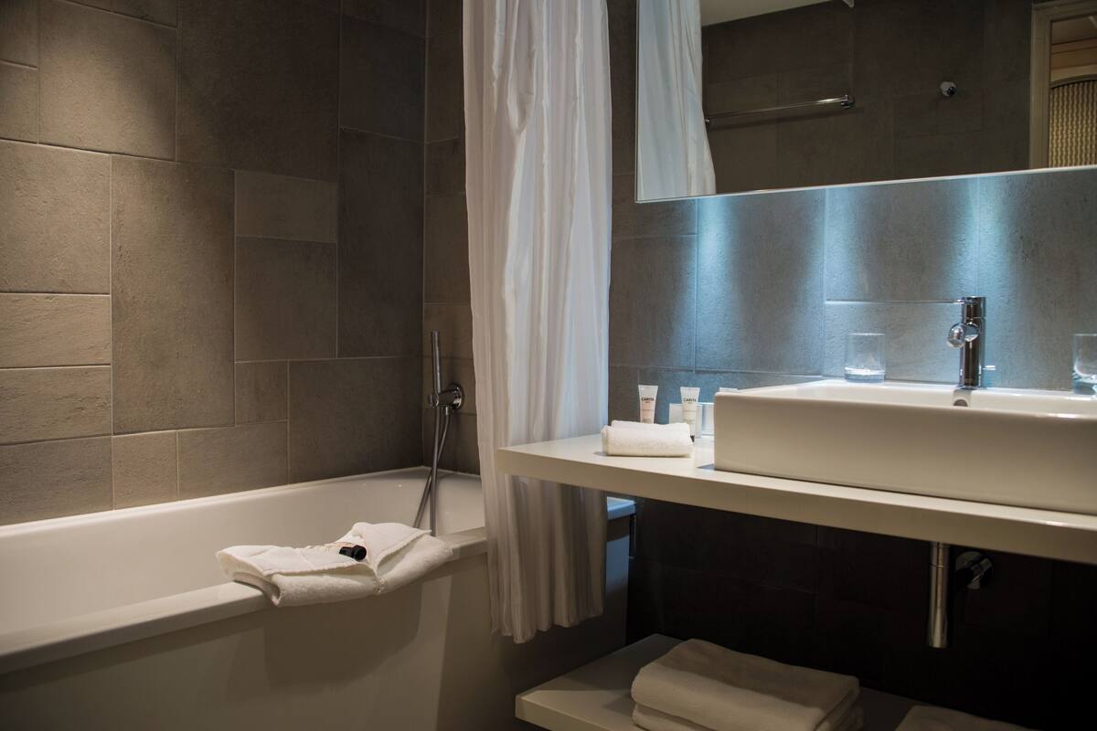 comfort double room, bathtub | bathroom | designer toiletries, hair dryer, bathrobes, slippers