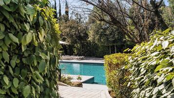 أغطية فراش متميزة وميني بار وخزنة داخل الغرفة وبديكورات فريدة لكل غرفة