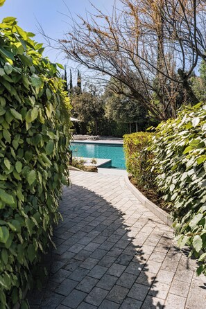 Junior Suite | Premium bedding, minibar, in-room safe, individually decorated - Du Côté des Olivades (Paradou)