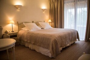 Superior Double Room | Premium bedding, minibar, in-room safe, individually decorated - Du Côté des Olivades (Paradou)