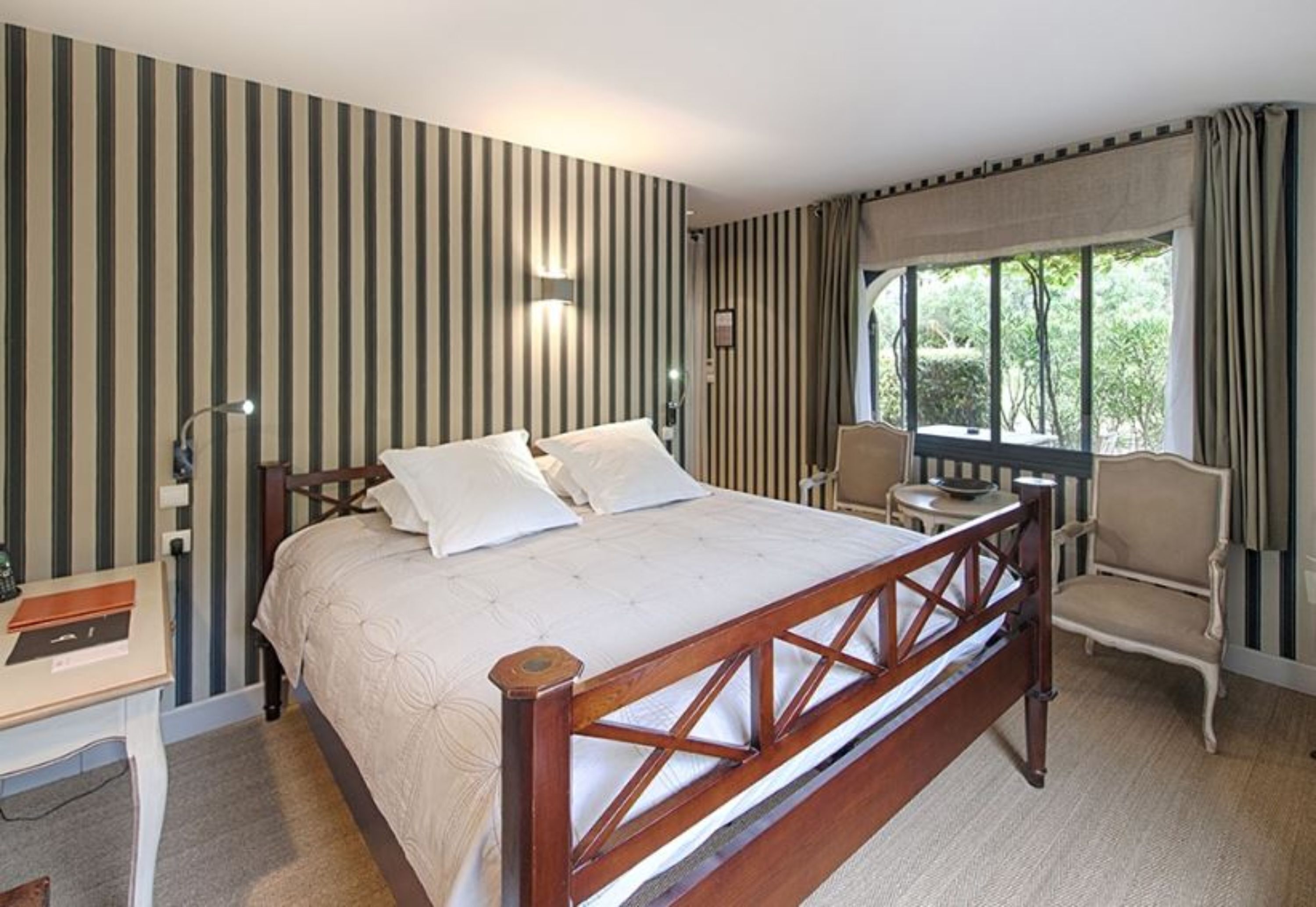 高档床上用品、迷你吧、客房内保险箱、特色装修