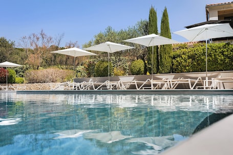 Una piscina al aire libre de temporada