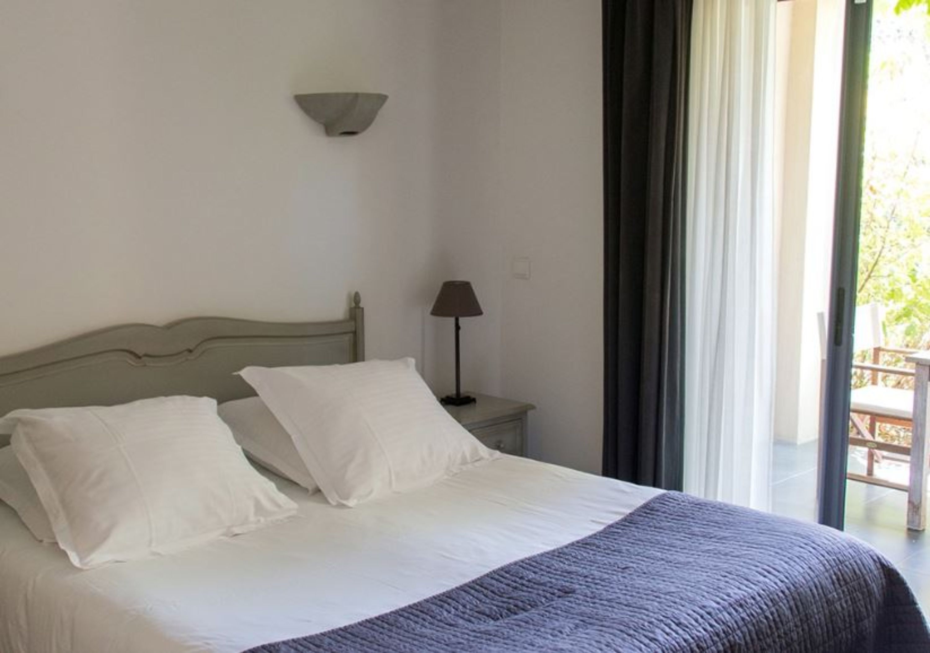 高档床上用品、迷你吧、客房内保险箱、特色装修