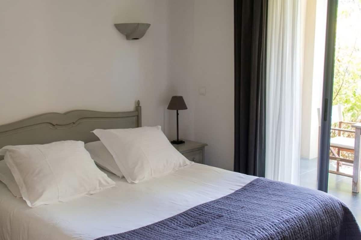 高档床上用品、迷你吧、客房内保险箱、特色装修