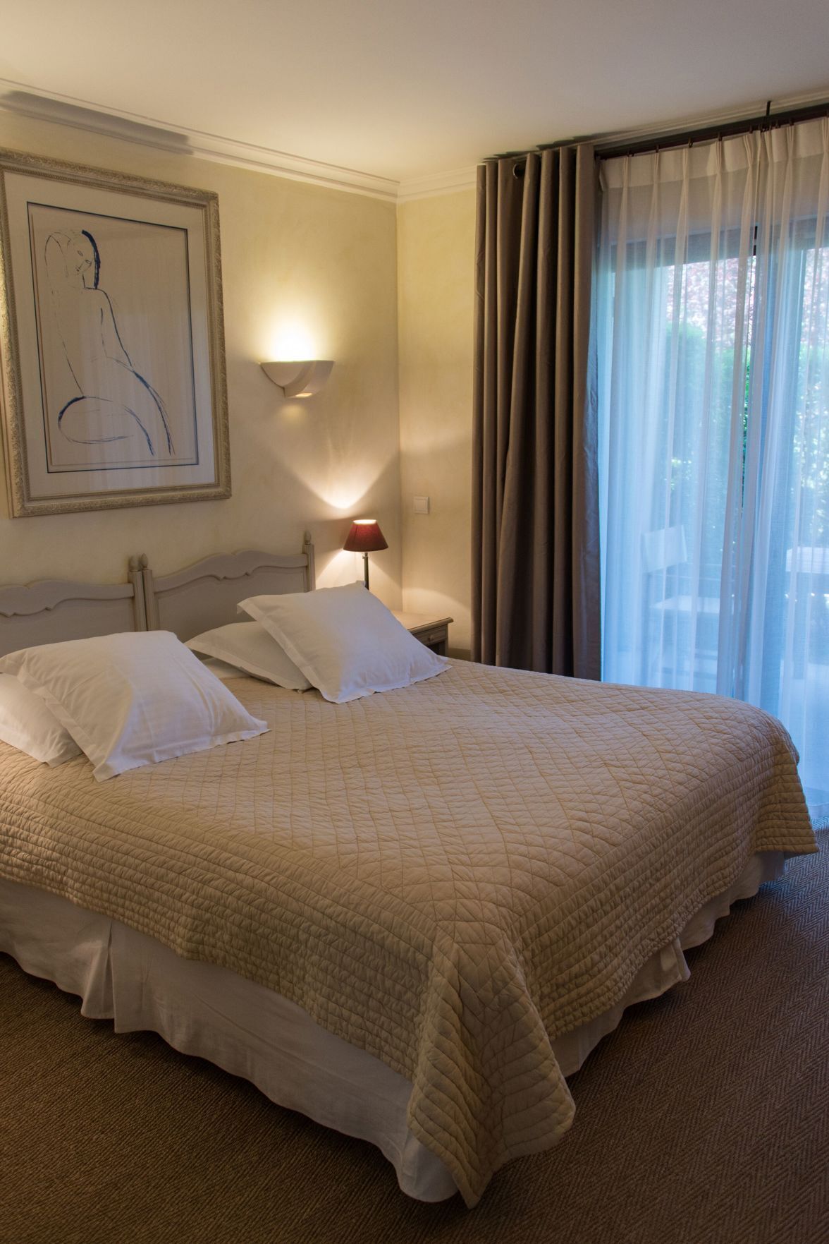 高档床上用品、迷你吧、客房内保险箱、特色装修