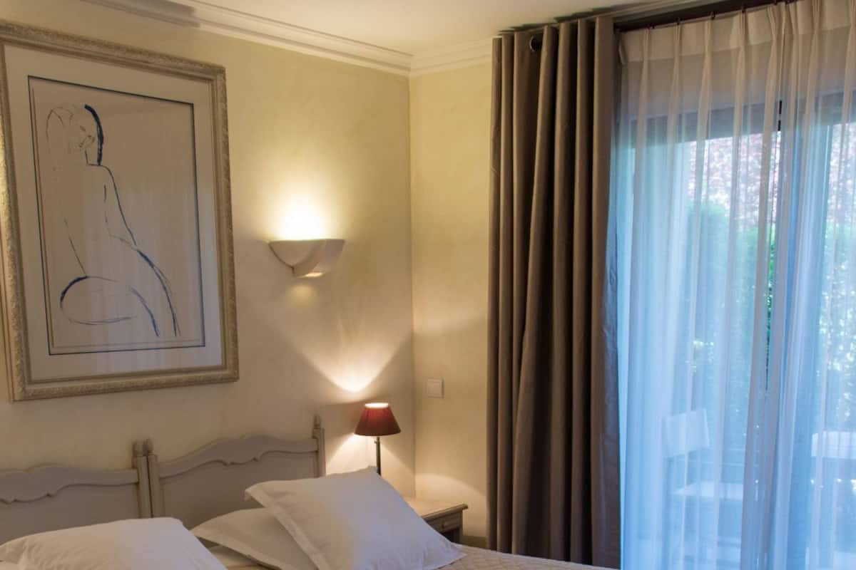 高档床上用品、迷你吧、客房内保险箱、特色装修