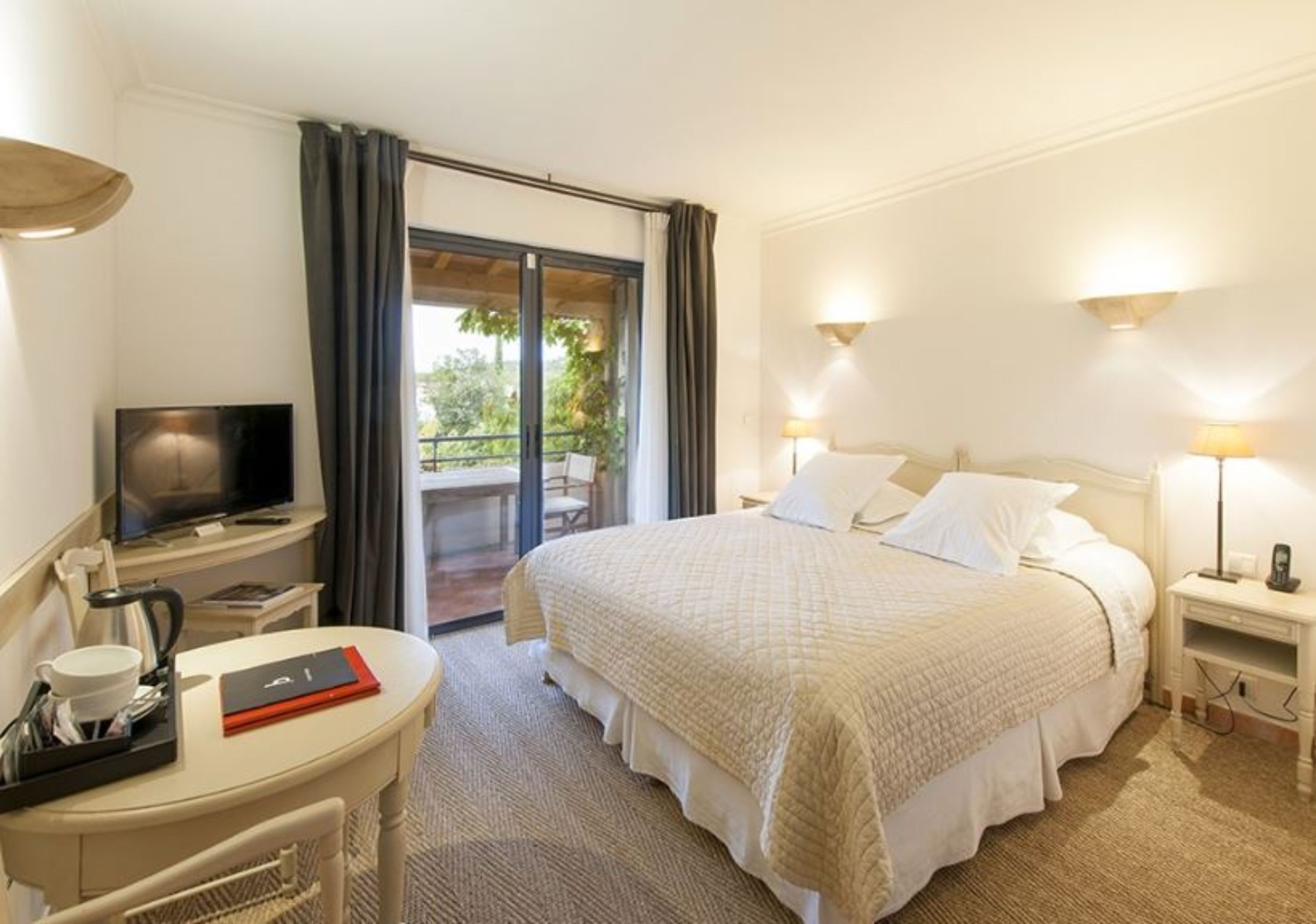 高档床上用品、迷你吧、客房内保险箱、特色装修