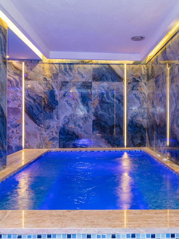 Indoor pool, pool loungers