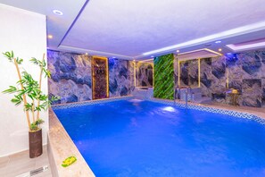 Inomhuspool och solstolar