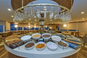 Buffet déjeuner gratuit tous les jours