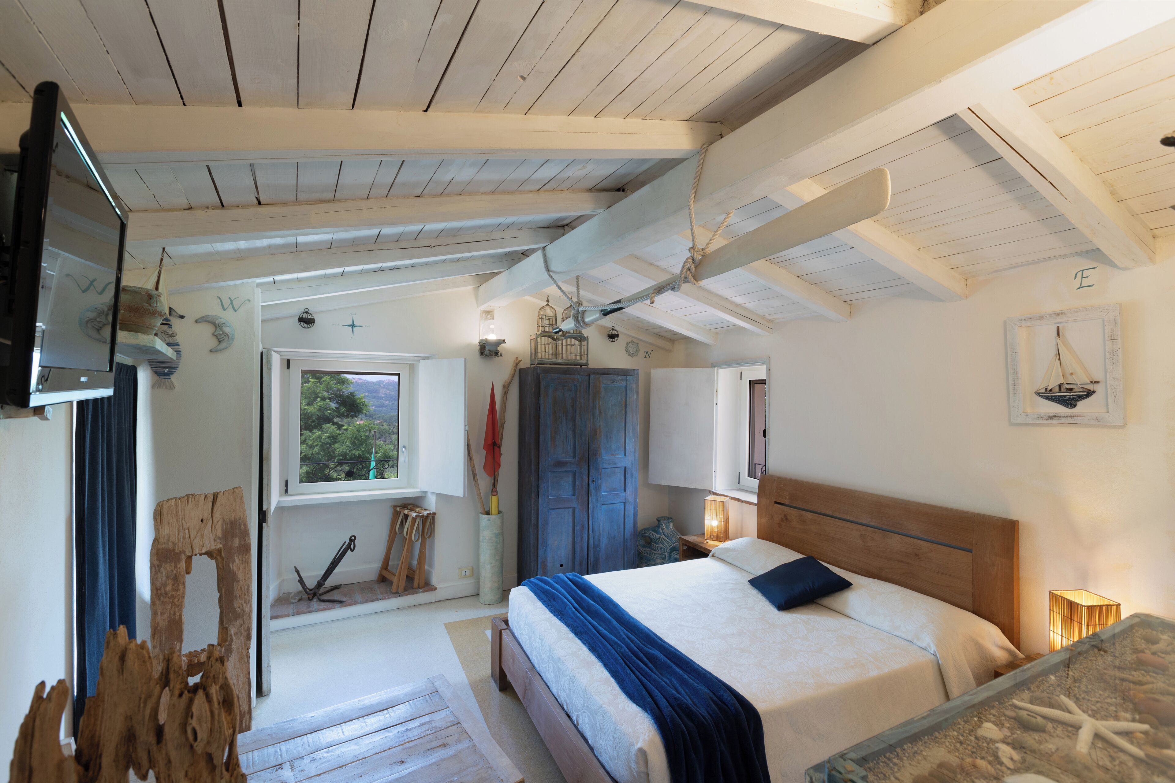 superior double room | minibar, desk, bed sheets