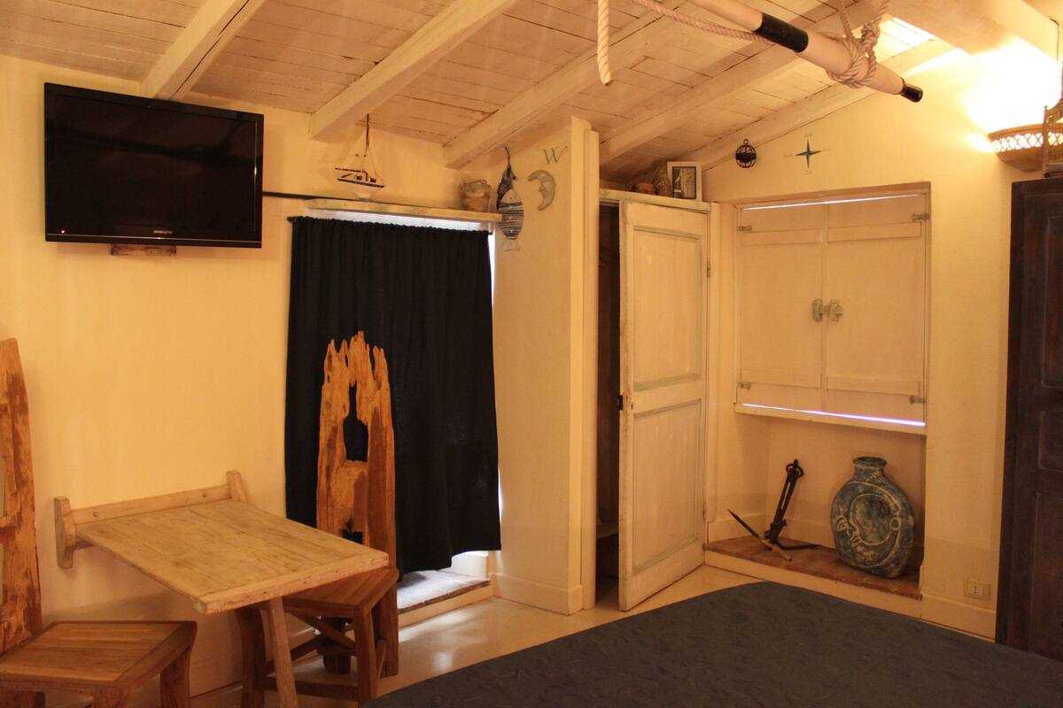 classic double room | minibar, desk, bed sheets