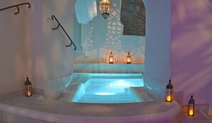 A spa area with a hot tub, tiled walls, and hanging lanterns. - Hotel Relais al Convento (Vezzano Ligure)