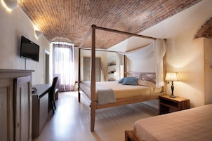 Superior Triple Room | Minibar, desk, bed sheets