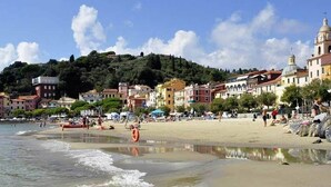 A coastal town with a beach, historic buildings, and a church. - Hotel Relais al Convento (Vezzano Ligure)