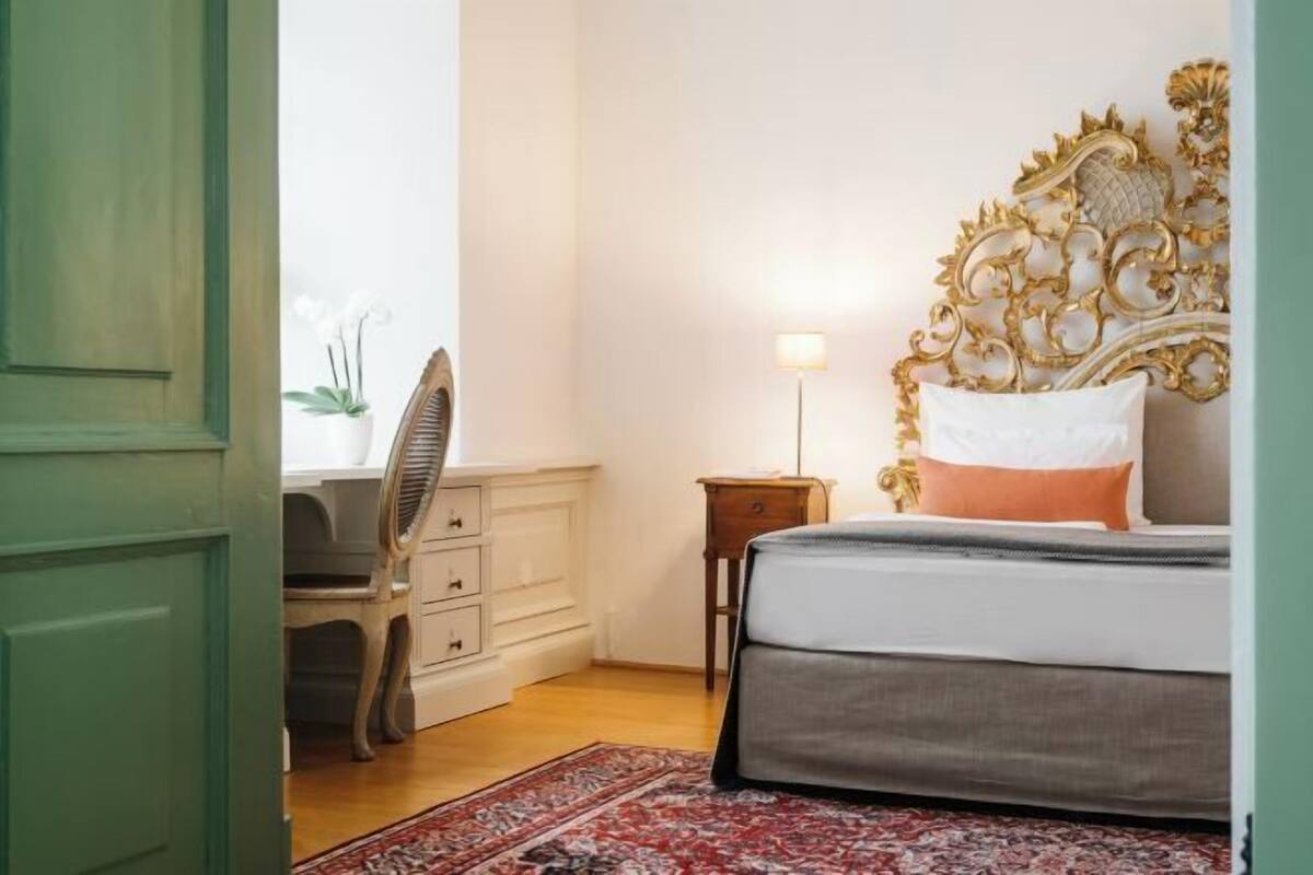 Roupas de cama premium, cofres nos quartos, escrivaninha, berços grátis