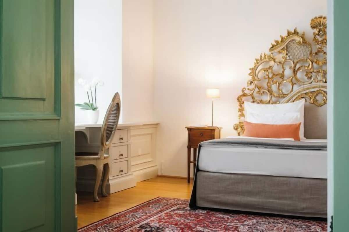 Hochwertige Bettwaren, Zimmersafe, Schreibtisch, kostenloses WLAN