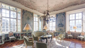 A room with ornate ceiling, large windows, and classic furniture. - Schloss Leopoldskron (Salzburg)