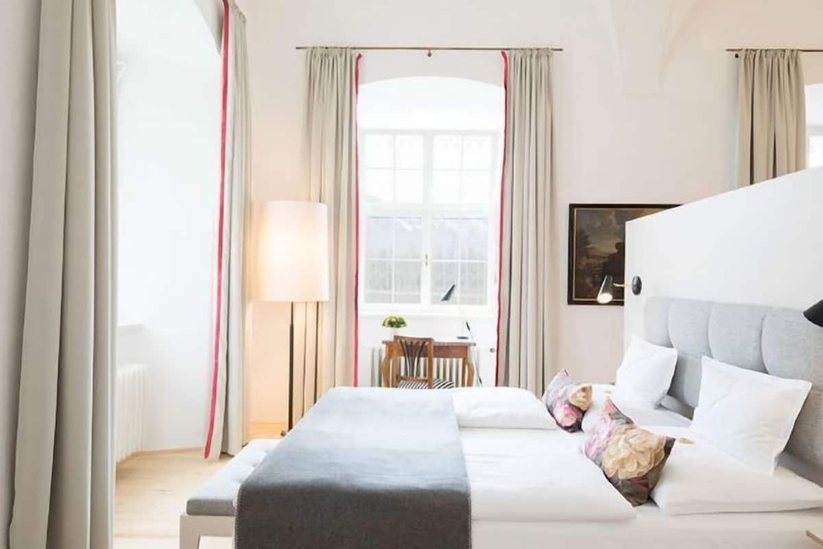 Roupas de cama premium, cofres nos quartos, escrivaninha, berços grátis