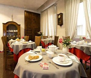 Breakfast (EUR 5 per person) - Hotel Piave (Rome)