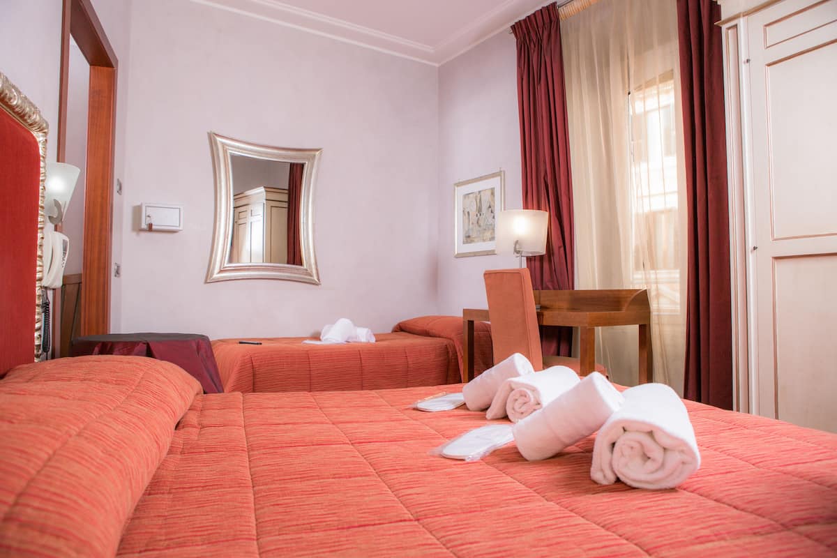 Phòng 3 | Bộ trải giường bằng vải Frette của Ý, chăn bông, nệm Select Comfort