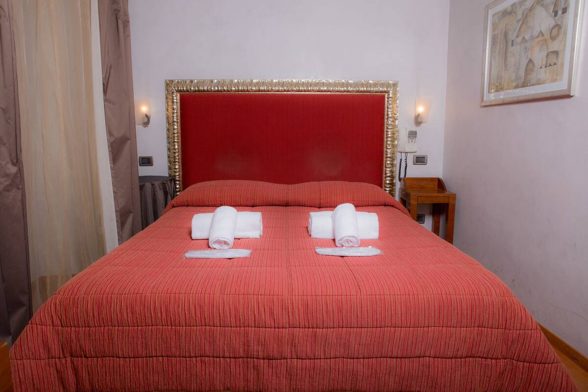 Habitación doble | Sábanas italianas Frette, edredón, camas Select Comfort y minibar