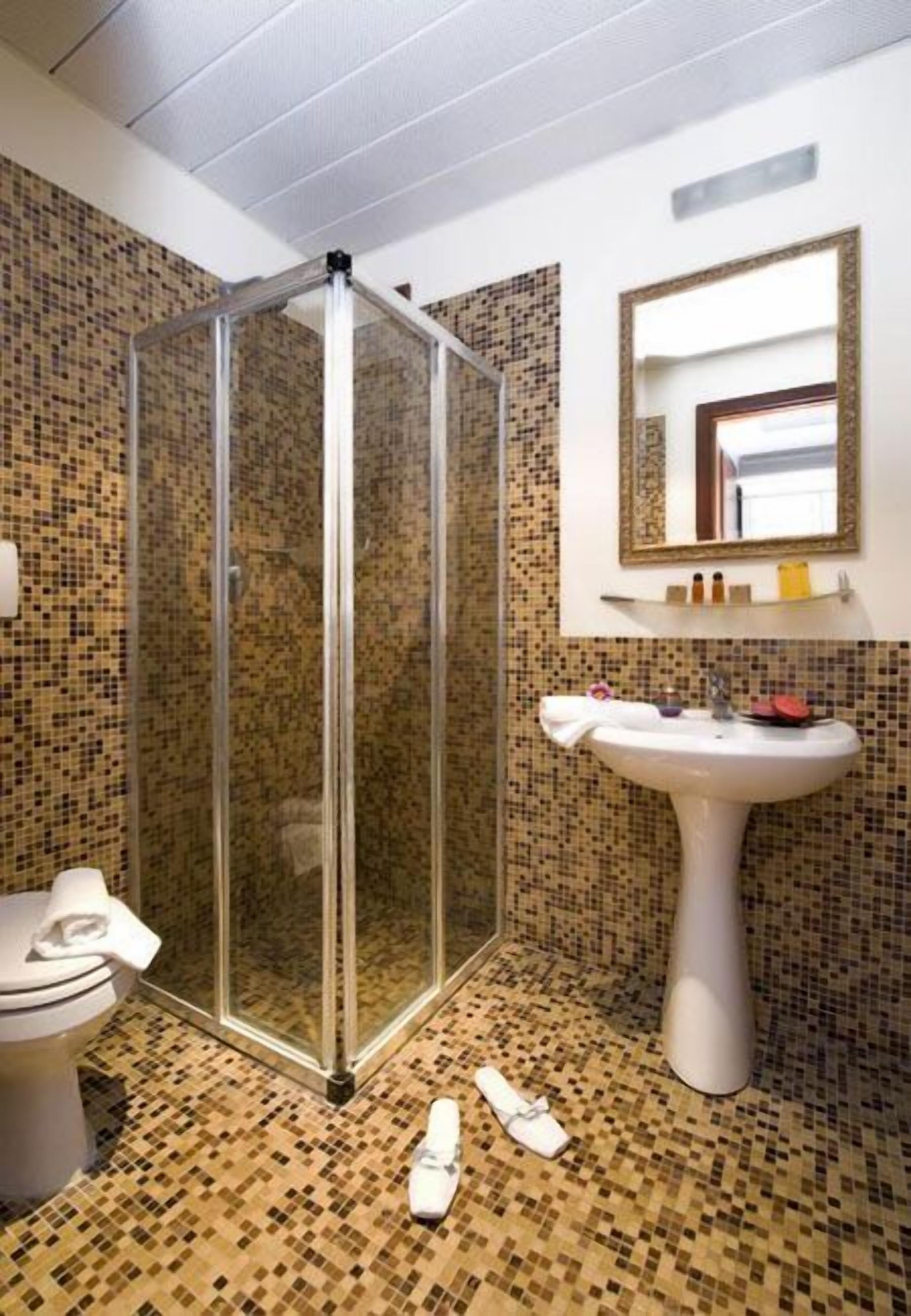Shower, rainfall showerhead, free toiletries, hair dryer