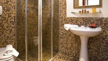 Shower, rainfall showerhead, free toiletries, hair dryer