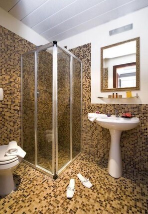 Douche, douche à « effet pluie », articles de toilette gratuits