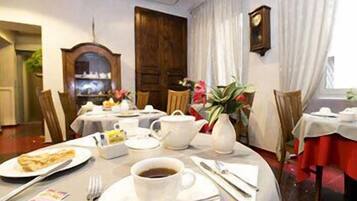 Frühstück (5 EUR pro Person)