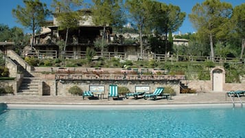 Piscine extérieure, chaises longues