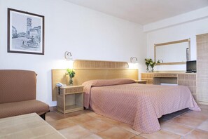 Decoración personalizada, muebles diferentes, escritorio y cunas 