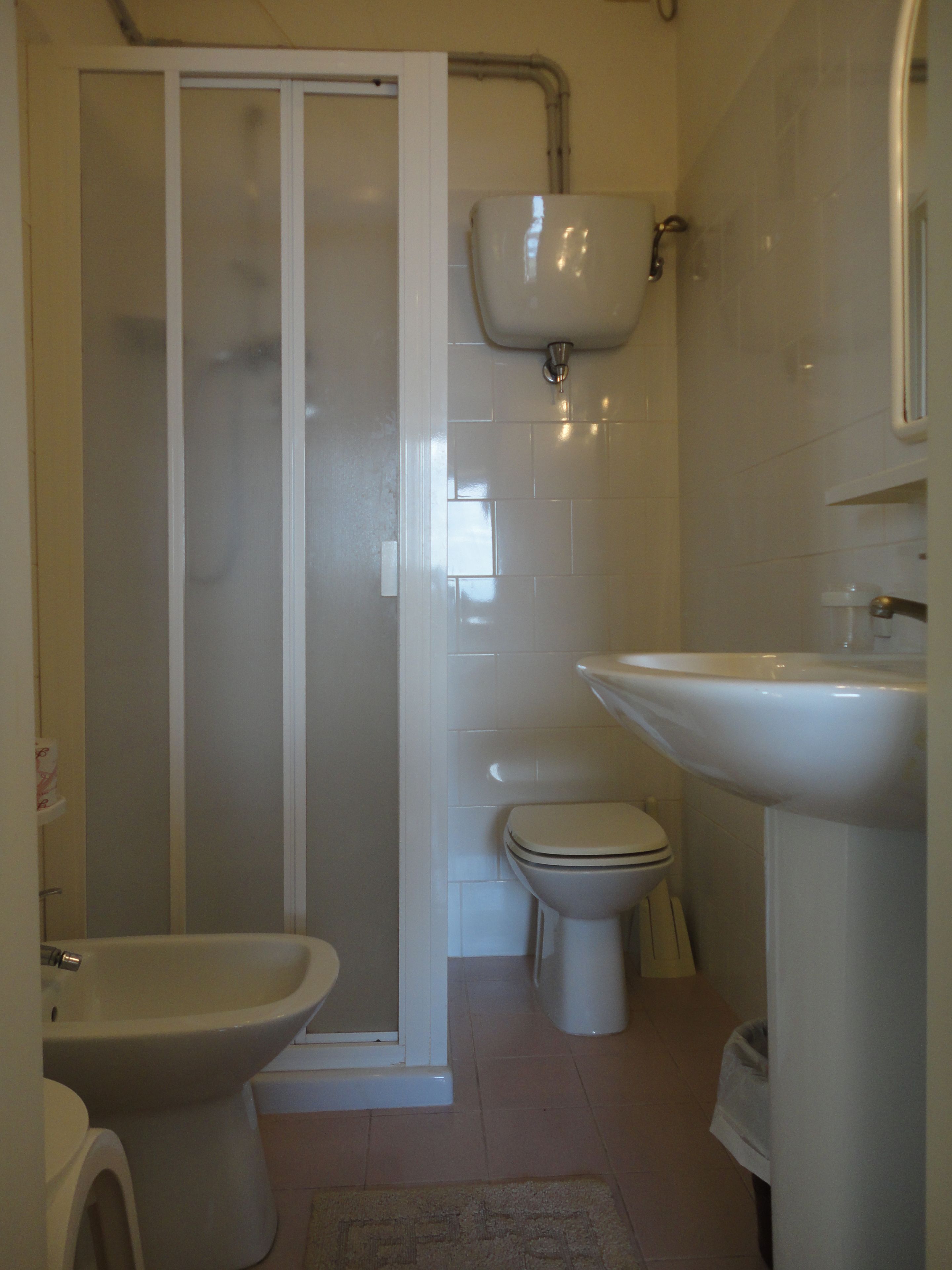 Ein Badezimmer mit Toilette, Bidet und Waschbecken.