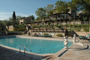 Outdoor pool, open 8 AM to 8 PM, sun loungers - 3 Esse Country House (Assisi)