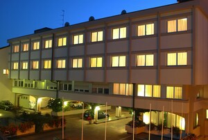 住宿正面 - 傍晚/夜晚