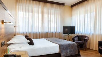 Premium Studio Suite, Allergy Friendly | Down comforters, pillowtop beds, minibar, in-room safe