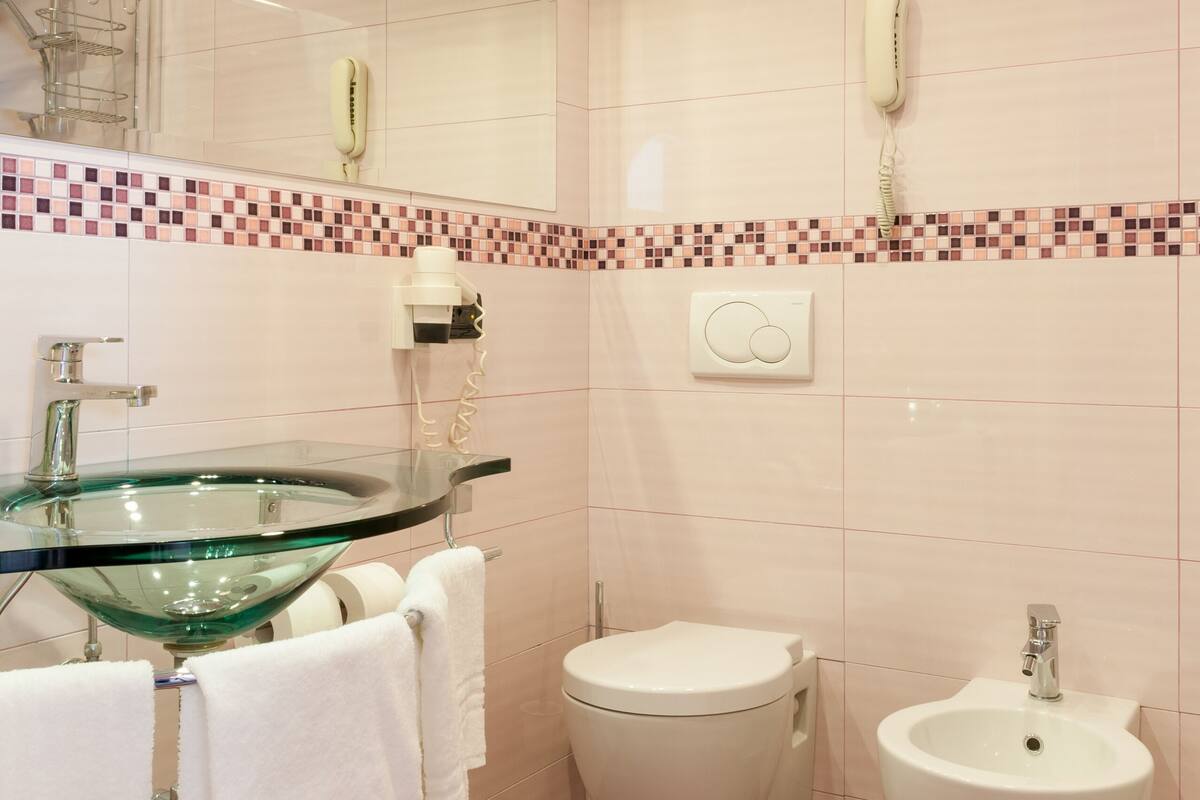 double room, 2 single beds | bathroom | shower, rainfall showerhead, free toiletries, hair dryer