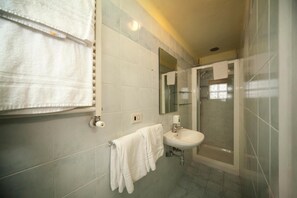 Bruser, gratis toiletartikler, bidet, håndklæder