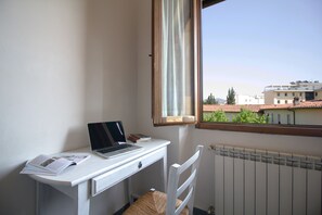 Habitación doble, baño privado | Sábanas de algodón egipcio, camas Select Comfort y escritorio 