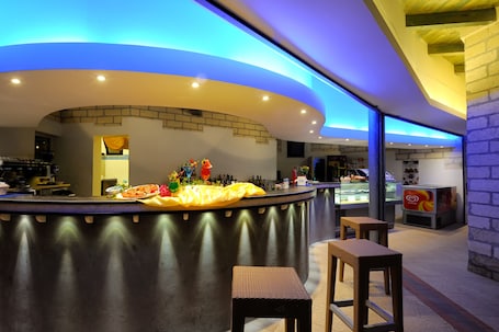 Poolside bar. Hotel I Melograni