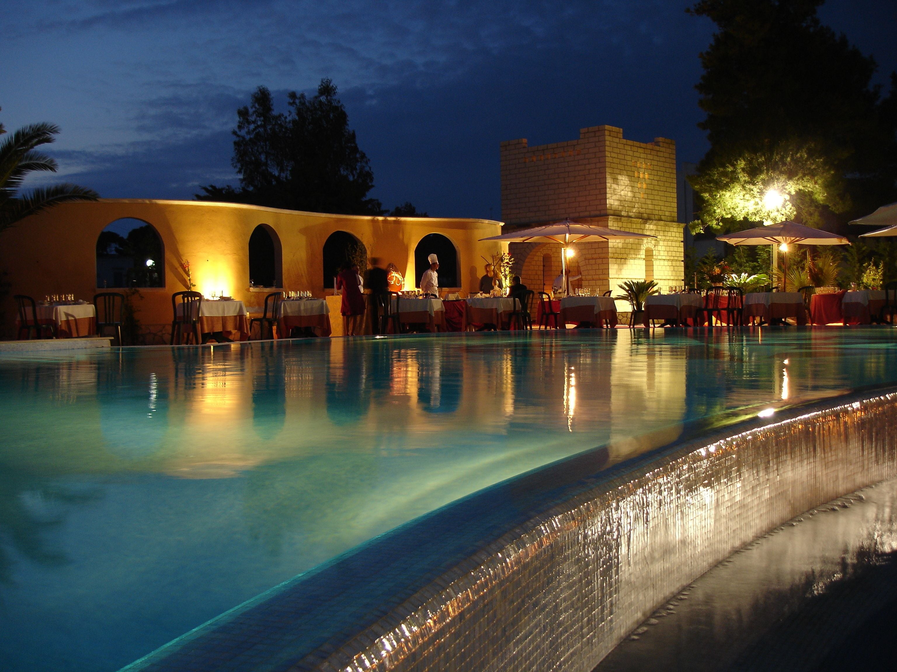 Piscina externa, guarda-sóis, espreguiçadeiras