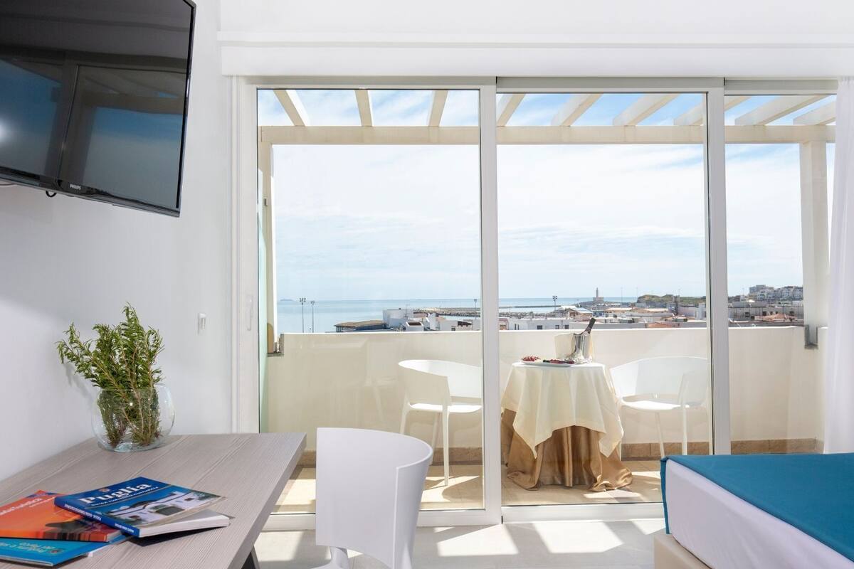 deluxe double room | 1 bedroom, minibar, in-room safe, desk