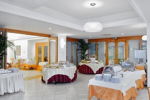 Petit déjeuner complet (15 EUR par personne)