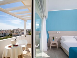 Deluxe Double Room | Minibar, in-room safe, desk, soundproofing - Hotel I Melograni (Vieste)
