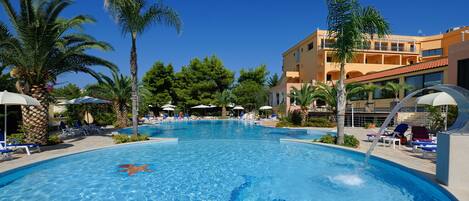 Piscine extérieure, parasols de plage, chaises longues
