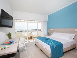 Deluxe Double Room | Minibar, in-room safe, desk, soundproofing - Hotel I Melograni (Vieste)