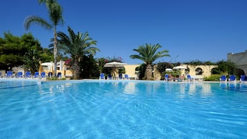 Outdoor pool, pool umbrellas, sun loungers